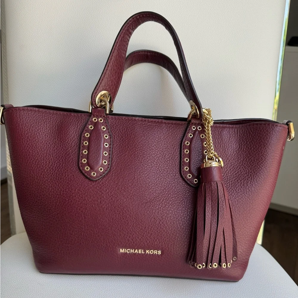 Gorgeous Michael Kors Handbag/Crossbody in very good preloved condition!